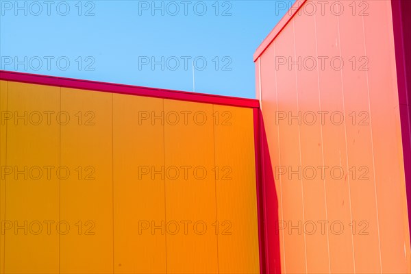 2 red building walls in Winkel