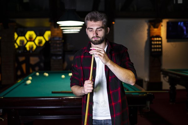 Medium shot guy with pool cue chalk