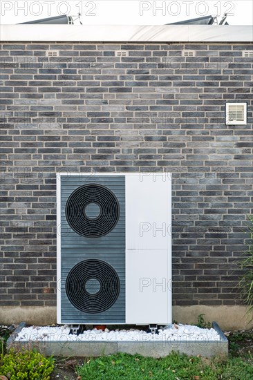 A heat pump in front of a bungalow in Hilden