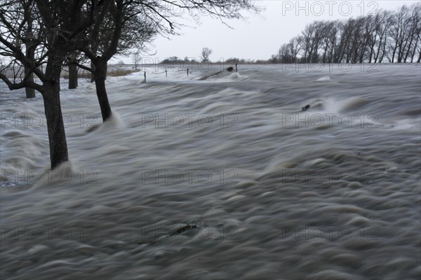 Overtopping of the dike during a storm surge on the Lower Weser island of Strohauser Plate