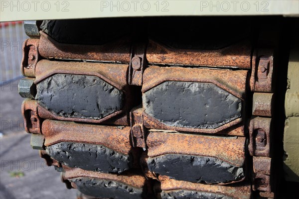 Armoured chain with rubber pad to protect the road during manoeuvres