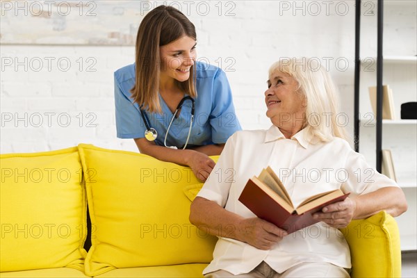 Medium shot nurse talking old woman