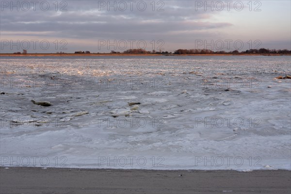 Ice flow on the Weser after the shutdown of the Unterweser nuclear power plant