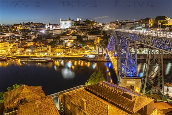 Ponte Dom Luis I bridge over the Douro river and the old town of Porto at dusk