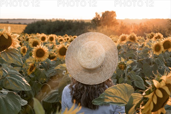 Back view woman wearing hat field