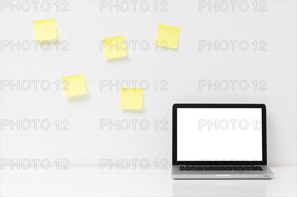 Front view desk elements arrangement with post its