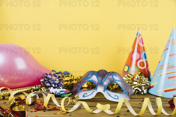 Party decoration material with masquerade carnival feather mask balloons