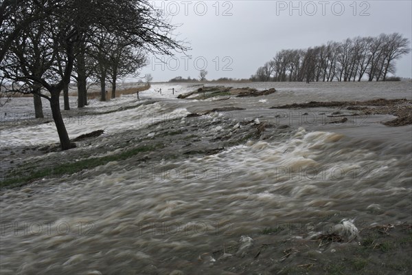 Overtopping of the dike during a storm surge on the Lower Weser island of Strohauser Plate