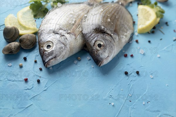 Fish with lemon slices clams