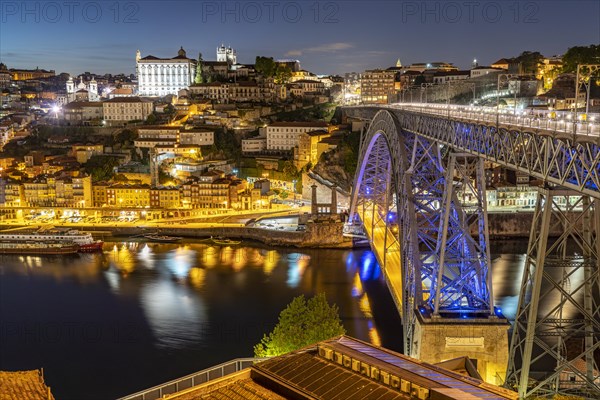 Ponte Dom Luis I bridge over the Douro river and the old town of Porto at dusk