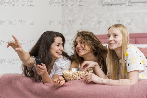 Friends pijama party eating pop corn