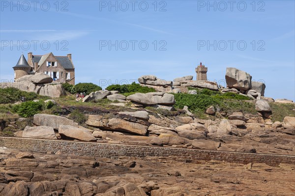 Pors Kamor Lighthouse and the Maison