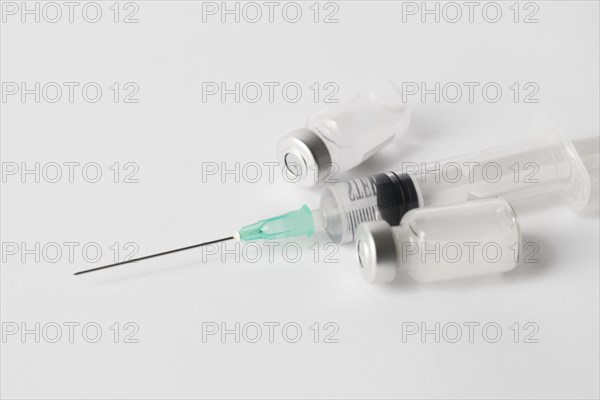 Syringe vaccine arrangement