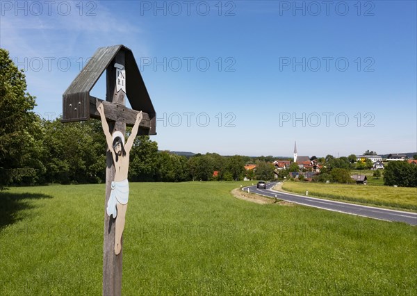 Wayside cross on the main road in front of the village of Pattigham
