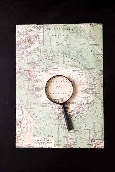 Magnifying glass atlas