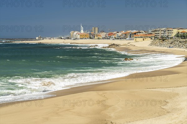 Praia das Caxinas beach and Vila do Conde