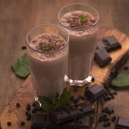 Milkshake glasses with mint chocolate