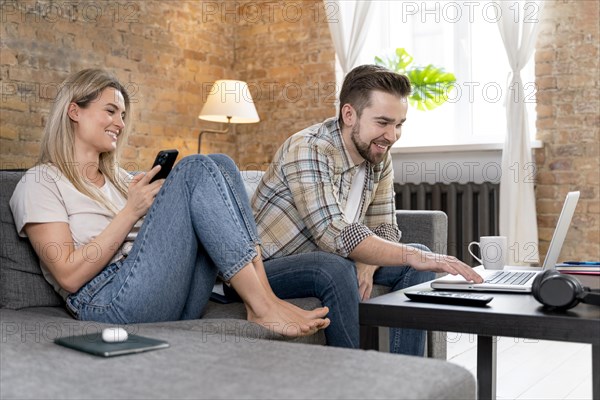 Couple home having videocall with family_3