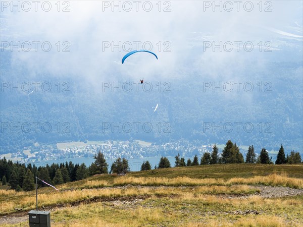 Paragliders and gliders over Lake Ossiach