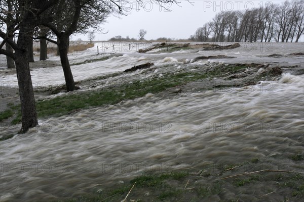 Overtopping of the dike during a storm surge on the Lower Weser island of Strohauser Plate