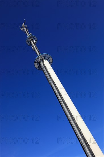 Transmission mast with various antennas for directional radio and mobile radio