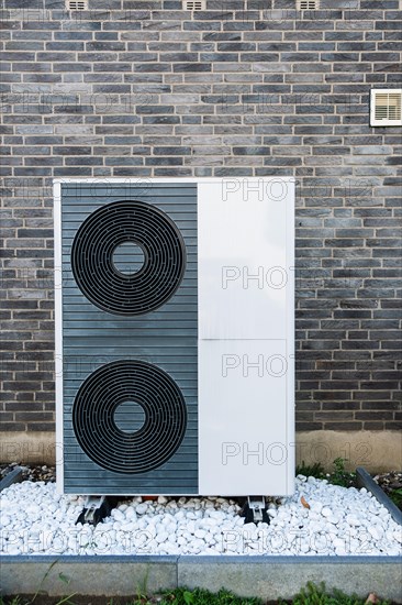 A heat pump in front of a bungalow in Hilden