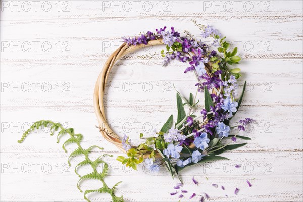 Wooden round with flowers leaves