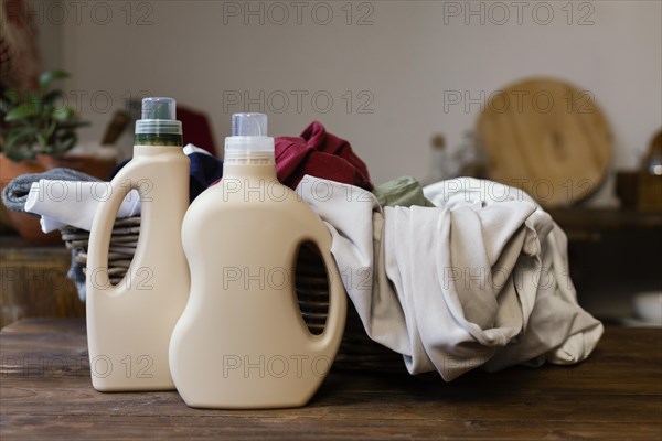 Arrangement with cleaning products basket