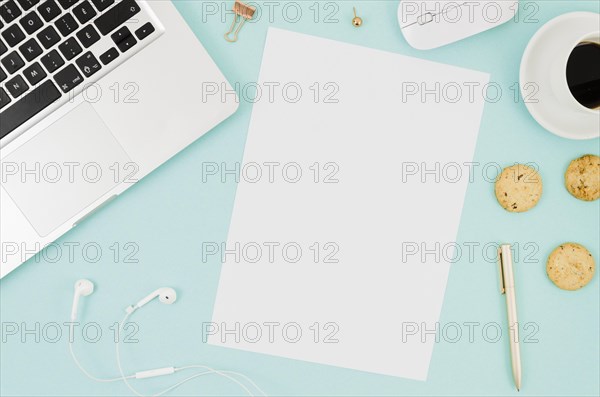 Flat lay paper mockup laptop_2