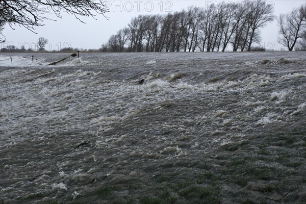 Overtopping of the dike during a storm surge on the Lower Weser island of Strohauser Plate