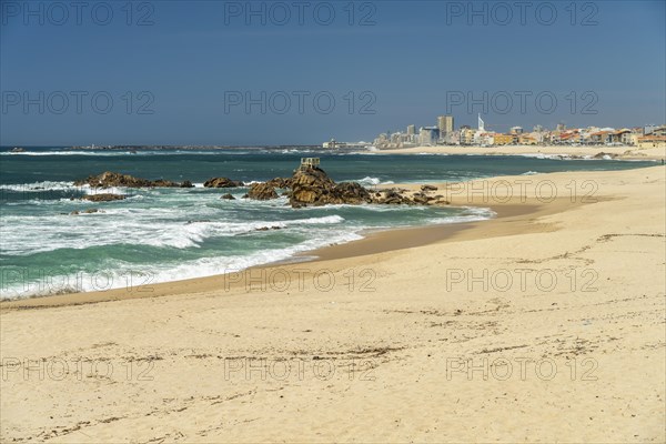 Praia das Caxinas beach and Vila do Conde
