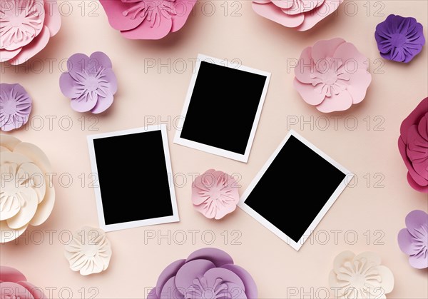 Paper floral ornament with s