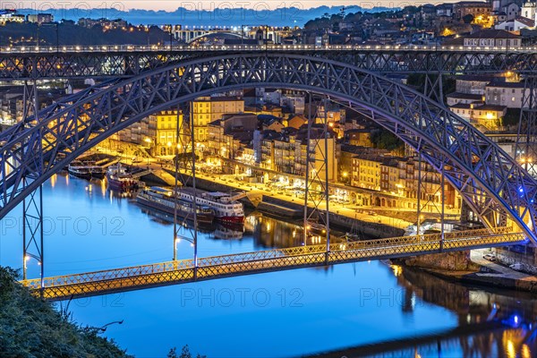 Ponte Dom Luis I bridge over the Douro river and the old town of Porto at dusk