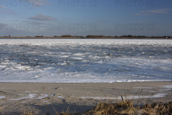 Ice flow on the Weser after the shutdown of the Unterweser nuclear power plant