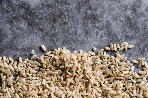 Scattered brown rice table