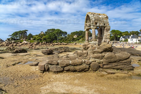 Oratory St-Guirec at low tide