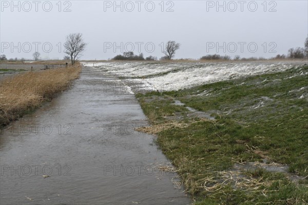 Overtopping of the dike during a storm surge on the Lower Weser island of Strohauser Plate