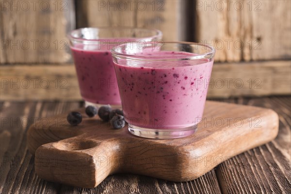 Front view smoothie glasses with blueberries