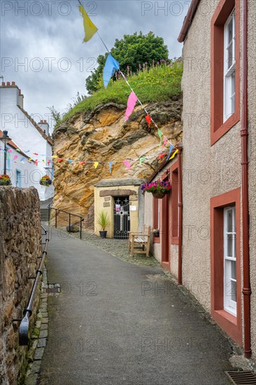 Cove Wynd lane leads to St Fillan's Cave