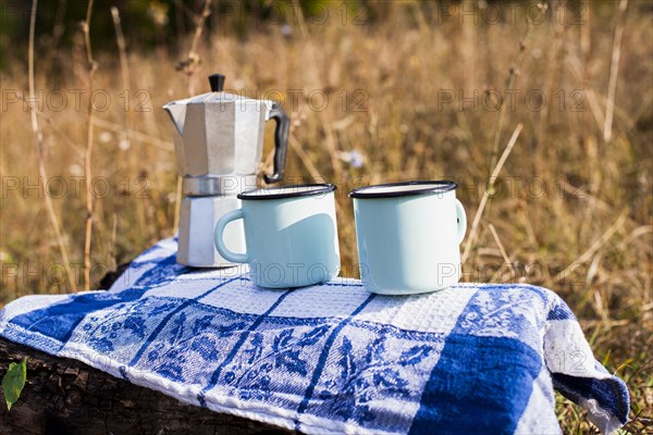 Table with coffee grinder mugs