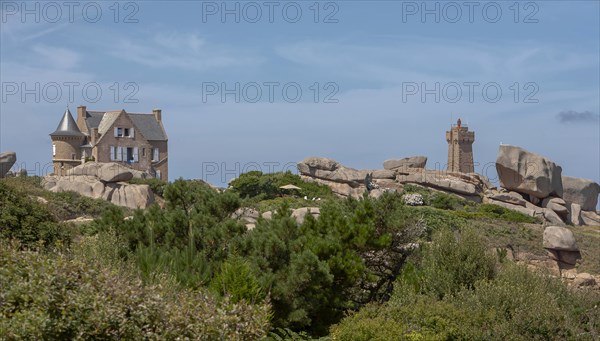 Pors Kamor Lighthouse and the Maison