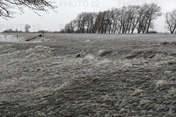 Overtopping of the dike during a storm surge on the Lower Weser island of Strohauser Plate