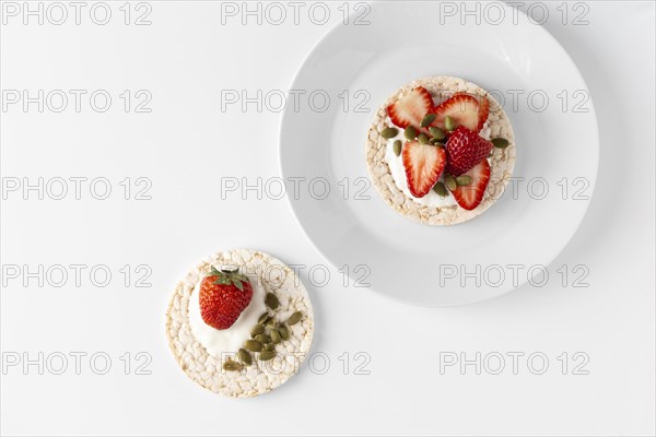 Rice cakes halves strawberries