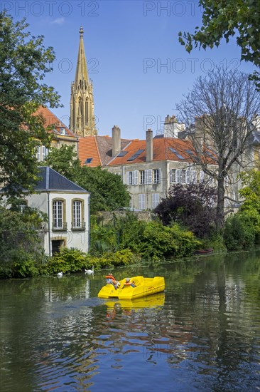 Paddle boat