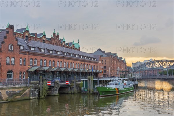 Zollkanal and Deutsches Zollmuseum in Speicherstadt