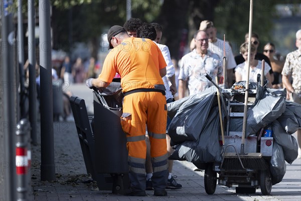 Employee of the refuse collection