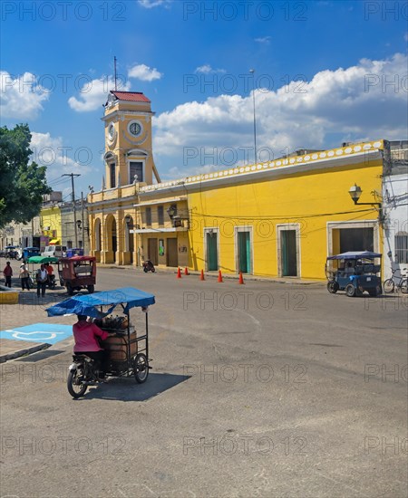 View from bus window of Mercado Eulogio Rosado market building