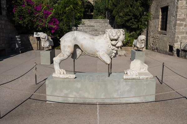 Lion sculpture as grave decoration