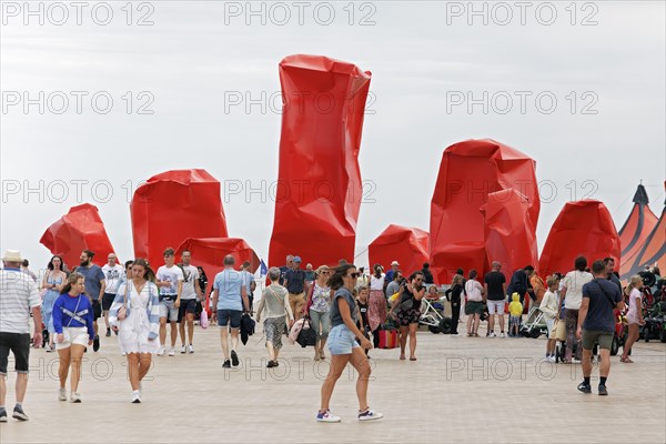 Crowds in front of the artwork Rock Strangers by artist Arne Quinze