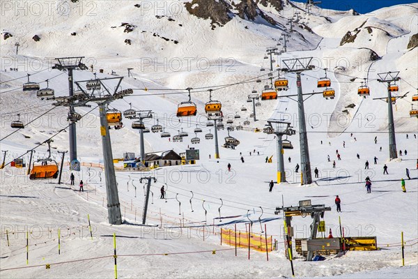 Cable car tangle and brown Sahara sand on the snow on Alp Trida in the Ischgl-Samnaun ski area